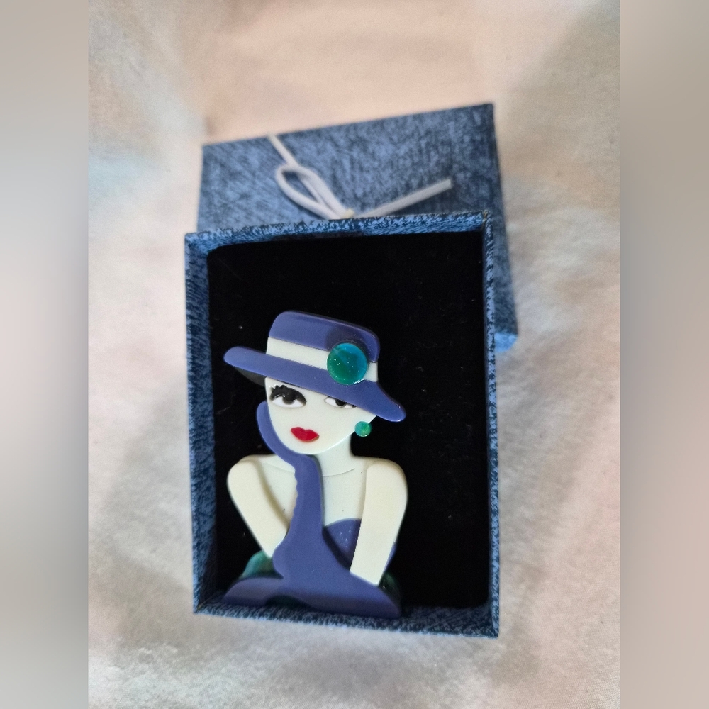 Chic Art Deco Lady Brooch - Picture 6 of 8